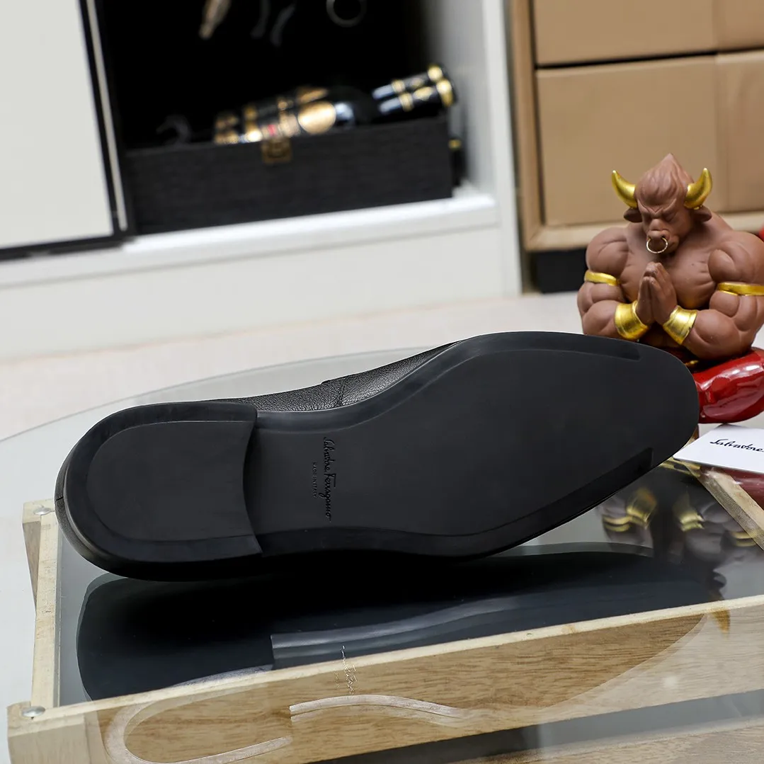 Men's shoes 💰460 🔥Ferragamo's new men's casual slip-on shoes🇨🇳Official website original 1:1 mold, original quality💯Fine workmanship, high-end luxury☘The upper is made of imported Italian first-layer cowhide🌴Luxurious water dyeing🐂Leather lining🍓Rubber wear-resistant and non-slip outsole, breathable and comfortable to wear🍍The first choice for high-grade men, 5 colors available! Code number 38-44 (45.46. Customized)
